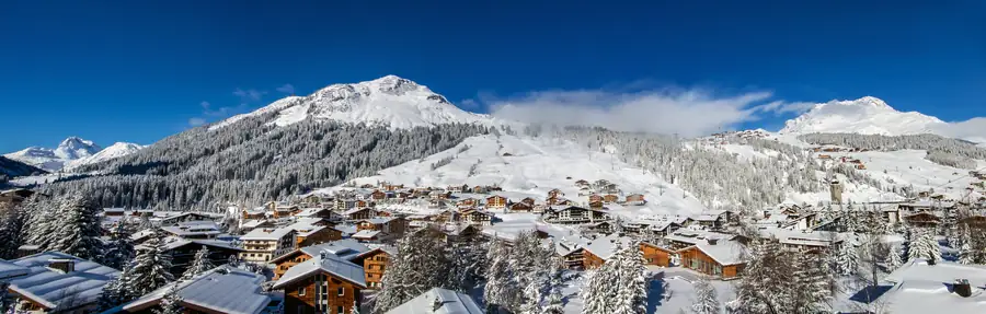 Panorama von Lech am Arlberg im Winter