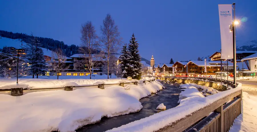 Lech am Arlberg zur blauen Stunde mit beleuchtetem Ort