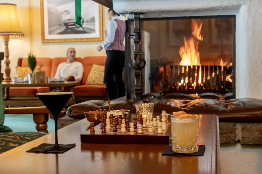 Offenes Kaminfeuer in der Lounge, Service im Hintergrund