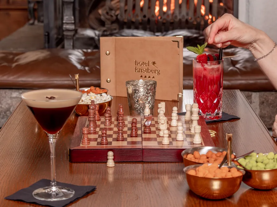 Hauskarte aus Leder, Espresso Martini und Schachbrett an der Bar