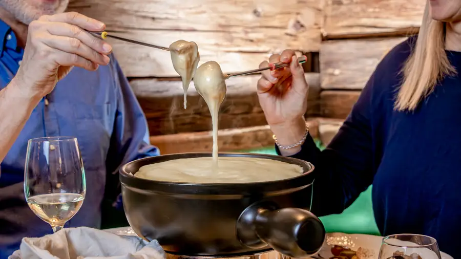 Käsefondue, Nahaufnahme des Käsefadens am Spieß