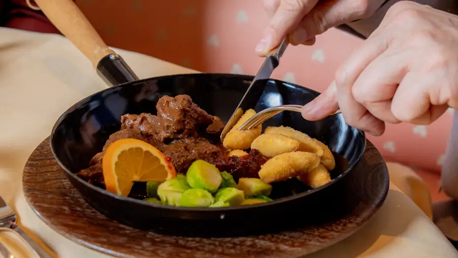 Gulasch mit Gnocchi in der gusseisernen Pfanne