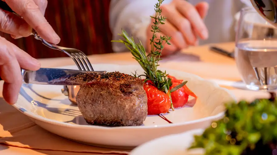 Rinderfilet mit Rosmarin und Schmortomaten auf dem Teller