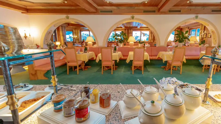 Restaurant mit Rundbogenfenstern und gedeckten Tischen