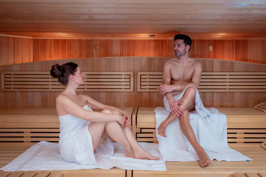 Zwei Gäste in der finnischen Sauna