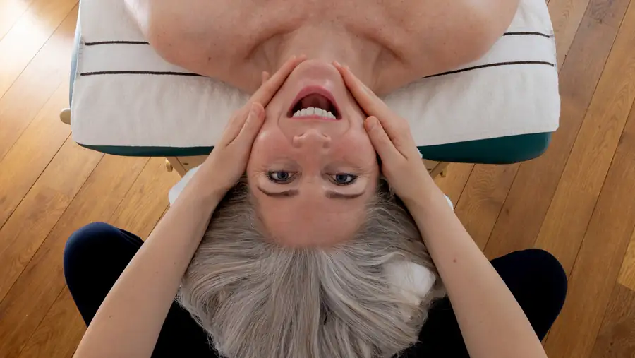 Gesichtsbehandlung im Spa von oben fotografiert