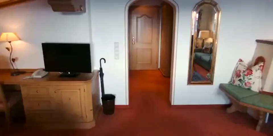 Blick aus einem Hotelzimmer auf die verschneite Fassade