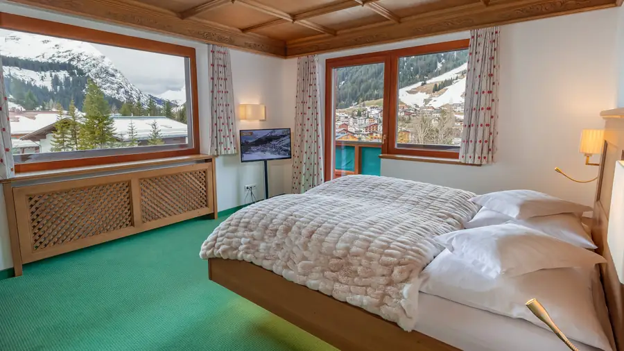 Doppelzimmer mit Panoramafenster auf die verschneiten Berge