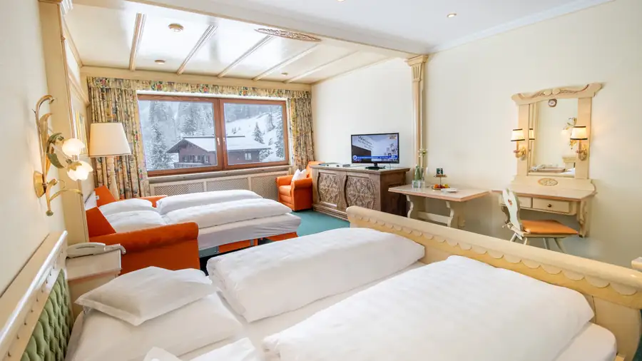 Zweibettzimmer mit Schminktisch und Fenster zum Ort
